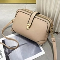 Detail van beige crossbodytas met drie ritsvakken en gouden metalen beslag - Khaki