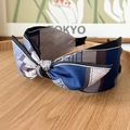 Gedetailleerde weergave van de satijnen knoop-haarband met geometrische texturen op hout - Strik Hoofdband / Color Block Blauw Grijs