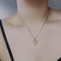 Minimalistische gouden hart hanger ketting op model met fijne elegante schakels - Hart Lipketting / Goud