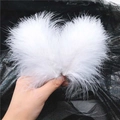 Dettaglio dell'elegante fermaglio per capelli in piume bianche con design ad ali - Bianco - Fata di Peluche Paio