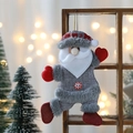 Dettaglio decoro Babbo Natale con cappello a quadri grigi e bottone fiocco su legno - Babbo Natale