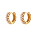 Orecchini a cerchio in acciaio inossidabile placcato oro 18K con perle bianche - Orecchini Huggie di perle - Oro