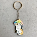 Portachiavi con gatto fungo dai colori arcobaleno sfumati su sfondo grigio neutro - Gatto Fungo