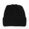 Detalle del gorro de punto negro con punto de canalé grueso y suave textura de conejo - M (56-58cm) / Negro