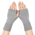 Primer plano de guantes de punto grises sin dedos que muestran textura en las manos - Talla única / Gris claro