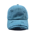 Détails de l'aspect vieilli et bords effilochés sur une casquette vintage sarcelle - Bleu lac