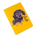 Funda de pasaporte de cuero PU amarillo con un diseño de perro teckel y gafas rosas - Amarillo Jengibre