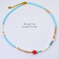 Detalle de collar artesanal con cuentas de colores y etiqueta de tamaño 39+5cm - Estilo Vibrante de Cinco Colores