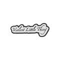 Spilla smaltata Violent Little Thing con design minimalista in bianco e nero - Stile di Testo Violent Little Thing (QHXZ3769)
