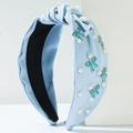 Diadema de tela anudada azul claro con perlas y dijes de lazo de esmalte azul - Azul