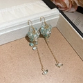 Vue détaillée des boucles d'oreilles dorées à pampilles de perles dans une boîte à bijoux élégante - 44# Crochet d'oreille-Bleu-Gland
