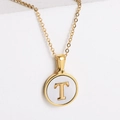 Collar de acero de titanio chapado en oro 18k con letra T en colgante de nácar - Letra T