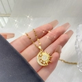 Gouden ketting met zon en maan hangers en verfijnde micro-geplaveide kristallen - Zonnegod
