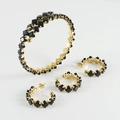 Set di gioielli dorati con pietre quadrate nere incluse bracciale e orecchini a lobo - Zircone Nero
