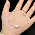 Bracciale minimalista in acciaio inossidabile argento con ciondolo a cuore indossato su nero - Bracciale (5244) / Argento
