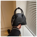 Detalle de bolso negro textura litchi con estampado Fashion & Bags y cadena de bolas plata - Negro