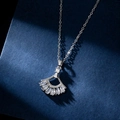 Élégant collier argenté en forme d'éventail avec zircons clairs sur fond bleu marine - Argenté