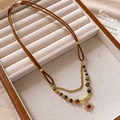 Collana doppia boho con ciondolo a sole, perle occhio di tigre e cordino scamosciato - Collana con ciondolo con perline girasole in occhio di tigre - circonferenza circa 40 cm