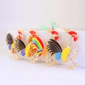 Porte-clés coq colorés avec strass en quatre finitions émaillées sur présentoir blanc - Couleur Aléatoire