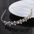 Serre-tête élégant en métal doré avec perles blanches et strass scintillants - Style Perle I6203 / Doré