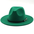 Vue détaillée du chapeau fedora en feutre vert émeraude avec ruban noir et boucle en argent - M (56-58cm) / Vert Herbe