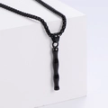 Dettaglio ciondolo nero opaco stile bambù con catena su supporto geometrico bianco - Lettera I (Nero Con Catena)