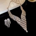 Elegante set van V-vormige kwastjesketting en oorbellen met zilveren strass-steentjes - Ketting - Zilver