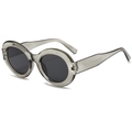 Retro-Sonnenbrille mit ovalem, lichtgrauem Rahmen und dunkelgrauen Gläsern - Durchscheinender grauer Rahmen Graues Glas