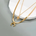 Gouden gelaagde ketting met ster- en maanvormige hangers aan een platte slangenketting - Dubbellaagse ketting / Goud