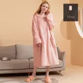 Rosafarbene Flanell-Decke mit Kapuze, großen Seitentaschen und Kordelzug für Damen - Damenstil / Rosa