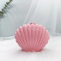 Détail de la boîte à bijoux rose en forme de coquillage sur un fond en fausse fourrure - Rose
