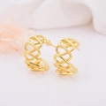 Dettaglio macro di orecchini a cuore in C placcati oro 18k con design geometrico ondulato - Stile a Forma di Onda Vuota Geometrica (ZYN-DME122G-2)
