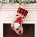 Calza di Natale in juta con decorazione a gnomo e bordo a quadri appesa al caminetto - Stile Gnomo Con Cappello a Pois (F-W247)