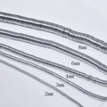 Silberne Schlangenhalsketten in Breiten von 8mm bis 2mm auf weißem Grund - 5*1mm/Ca. 330 Stück / Silber