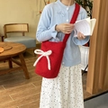 Rote Plüsch-Umhängetasche mit weißer Schleife aus weichem Teddy-Fleece-Material - Weihnachtsrote Plüsch-Eimertasche mit weißer Schleife und einem Riemen