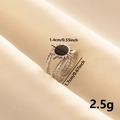 Detailansicht des silbernen Sonnenrings mit Maßen 1,7 cm Breite und 2,5 g Gewicht - Silber Sonne Schwarz Emaille Stil (J624-S-B)