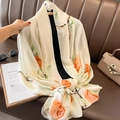 Elegante sciarpa di seta avorio con stampa a rose rosse su un divano in pelle di lusso - 90*180cm / Beige