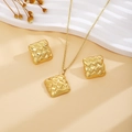 Dettaglio della collana e degli orecchini dorati con trama intrecciata a rombi in mostra - Stile Intreccio a Rombo Oro