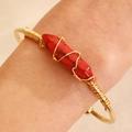 Boheems goudkleurig omwikkeld armbandmodel met een rode zeshoekige natuurlijke steen - Rood K-153