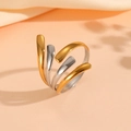 Detailansicht des zweifarbigen Wellenrings in Gold und Silber mit offener Ringschiene - Dynamischer Stromlinienstil (#3)