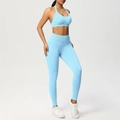 Dettaglio del set yoga azzurro senza cuciture con leggings a vita alta e reggiseno sportivo - XS / Azzurro