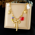 Collar de acero inoxidable dorado con colgantes de mariposas y perlas en un soporte - Estilo de Colgantes Múltiples Dorados (N3696)