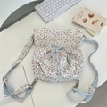 Details des Blumen-Rucksacks aus Canvas mit Kordelzug und blau karierten Trägern - Rosa