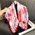 Seidenschal mit rotem Ahornblatt-Print für Damen auf schwarzem Outfit als modisches Cape - 90x90cm / Orange