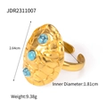 Détail de la bague en acier inoxydable doré 18k avec turquoise et texture serpent - Style Turquoise à Texture Peau de Serpent (JDR2311007)