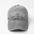 Dettaglio del ricamo bianco New York su un cappellino da baseball in denim lavato grigio - Grigio