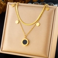 Collar de doble capa en acero inoxidable dorado con colgantes de números romanos y disco - Estilo de Disco de Números Romanos Negros y Dorados de Doble Capa (N3050)