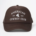 Detail van wit American Cowboy Club borduursel op een donkerbruine mesh truckerpet - Verstelbaar / Donker koffiebruin