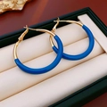 Detail von großen goldenen Creolen mit blauer Emaille-Beschichtung in einer Schmuckbox - Blau (Silberner Ohrringstecker)