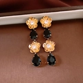 Detail von 18K vergoldeten Vintage-Blumenohrringen mit schwarzen Steinen und Kristallen - Vergoldeter Silberstift Schwarz / Schwarz